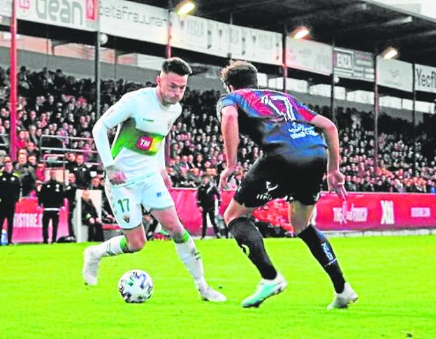 Josan, Elche winger, faces Alayeto, in the Yeclano-Elche Cup match, played on January 11, 2020. 