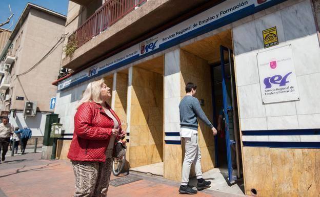 Two people in front of the SEF offices, in Murcia, in a file image.