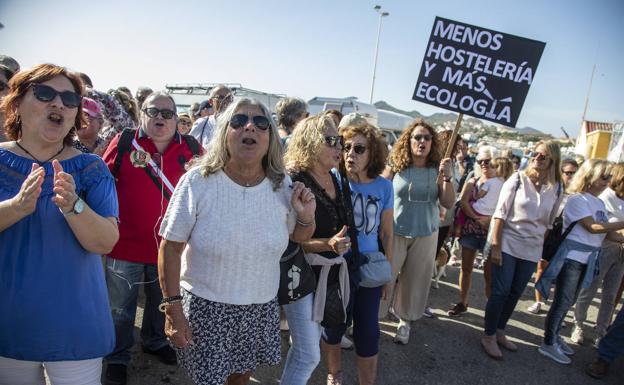 Neighbors with banners, during the demonstration in Cabo de Palos. 