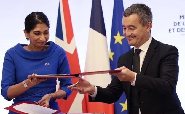 French Foreign Minister, Gérald Darmanin, and his British counterpart, Suella Braverman, this Monday in Paris.