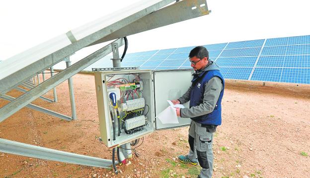 A maintenance operator, in a solar farm in Yecla. 