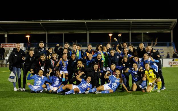 The Alhama players celebrate their victory last Wednesday against Valencia. 