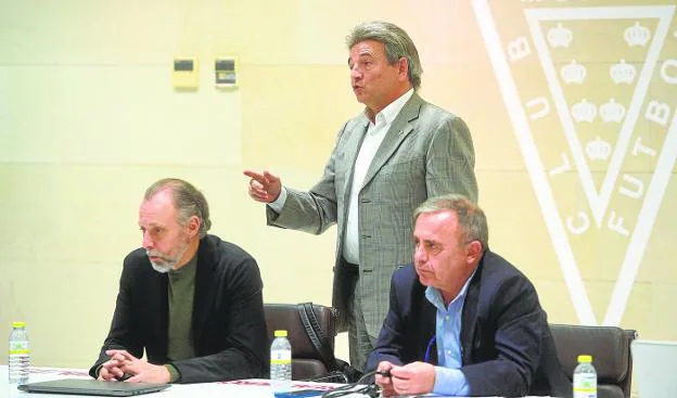 Agustín Ramos, during a meeting on Tuesday, surrounded by his advisers Emiliano Carrillo (left) and Francisco Miró. 