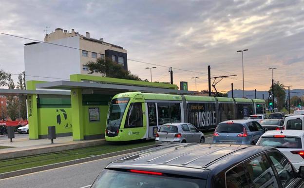 The tram circulating this Thursday along Príncipe de Asturias avenue. 