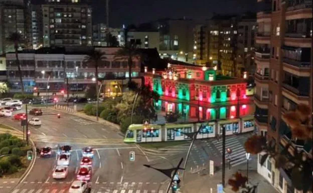 The Aguas de Murcia building with the lights that have aroused the controversy this Tuesday. 