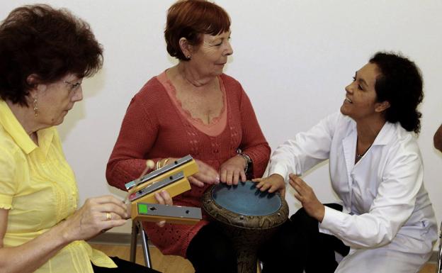 Patients in a music therapy class.