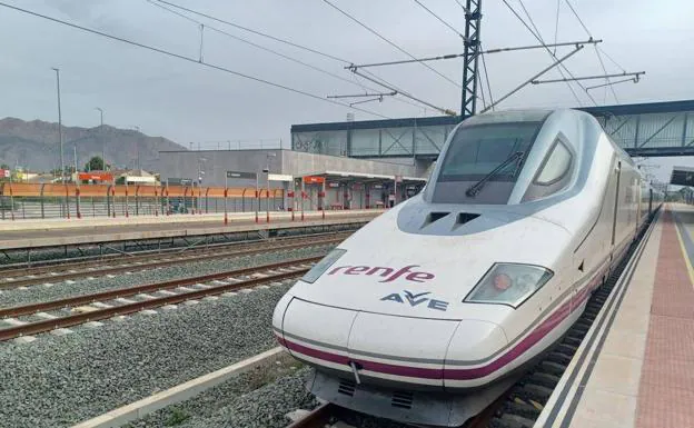 One of the AVE trains, during the tests carried out between Beniel and Murcia, in a file image. 