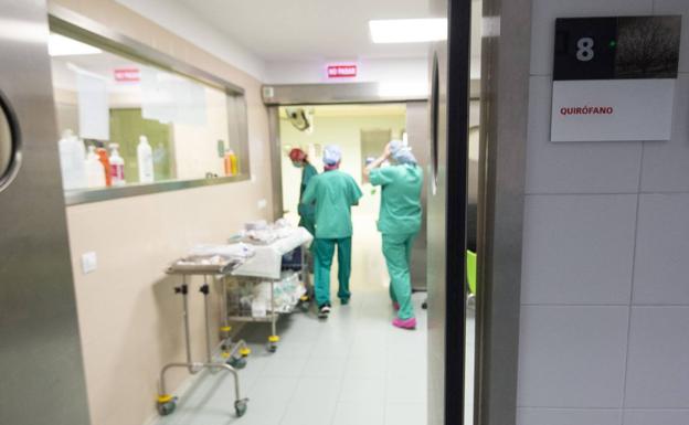 Entrance to an operating room at the Reina Sofía in a file image. 
