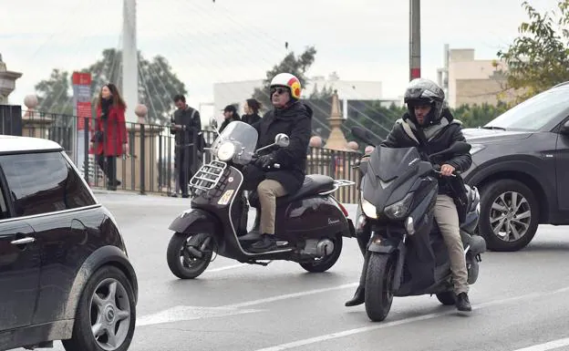 Two motorcyclists circulate along Teniente Flomesta avenue in Murcia, in a recent photo.