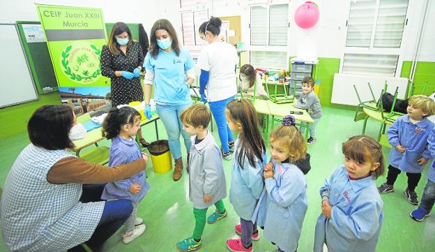 Students from the Juan XXIII school in El Ranero, in Murcia, yesterday queuing up to receive the flu vaccine. 
