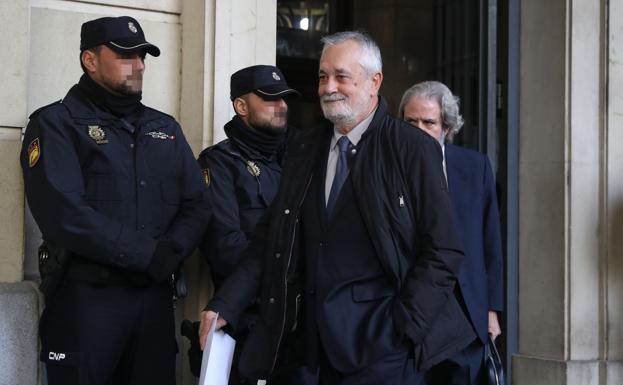 The former president of Andalusia, in a trial session in Seville.
