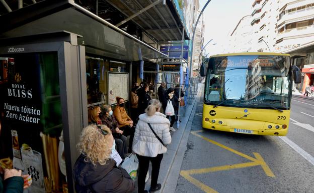 Travelers on line 29 take the bus at a stop in Murcia, in a file image.