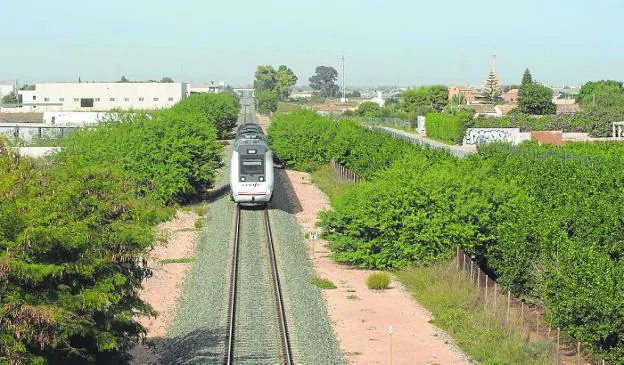 A Renfe train departing from Cartagena passes near La Palma, in a recent image. 