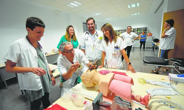 Students from the Faculty of Medicine of the UMU carry out a practice with a mannequin. 