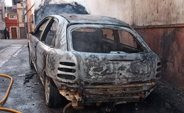 Vehicle burned in Jumilla, this Sunday morning. 