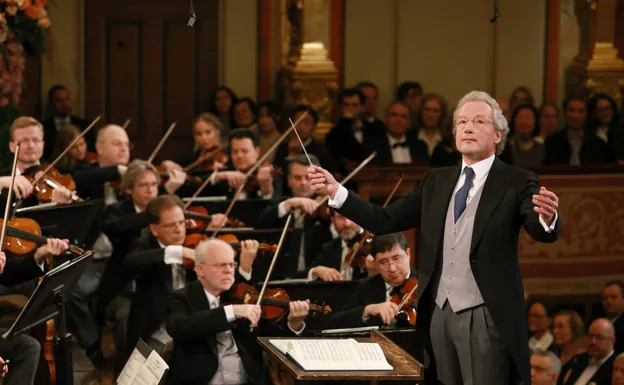 Maestro Franz Welser-Möst conducts the Vienna Philharmonic. 