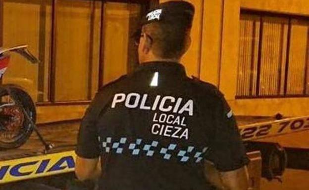 An agent of the Local Police of Cieza, in a file image.