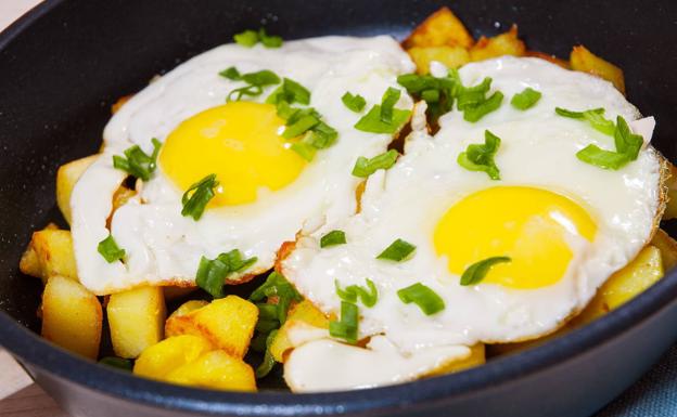 Cocidos, fritos, en tortilla: así puedes cocinar huevos en la freidora