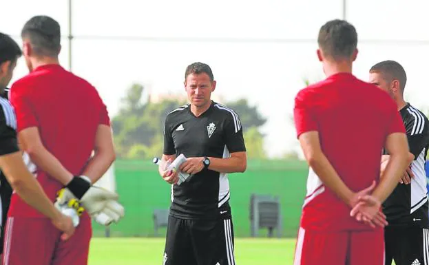 Mario Simón gives instructions to his players in a training session at Pinatar Arena. 
