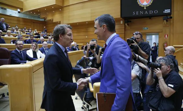 Feijóo and Sánchez greeted each other last July during their first face to face in the Senate. 