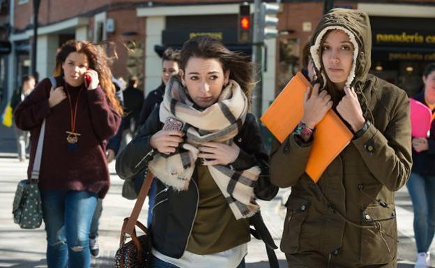 Some young women protect themselves from the low temperatures while walking through Murcia, in a file image.