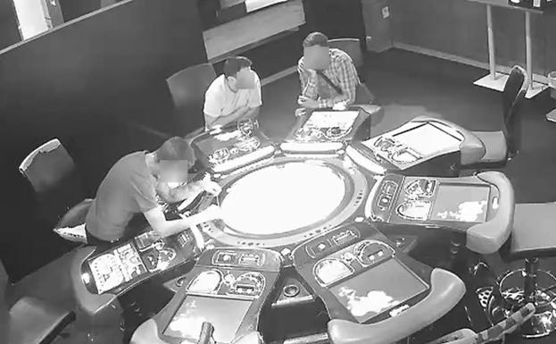 Image of the moment in which the group manipulated the roulette wheel.