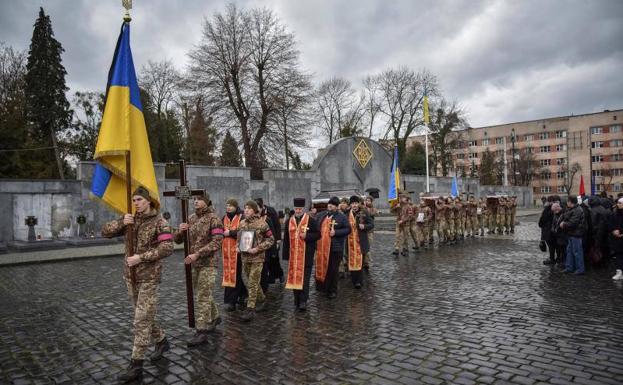 Ukrainian soldiers carry the coffins with the bodies of their comrades, recently killed in combat against Russian troops, this Tuesday in Lviv.