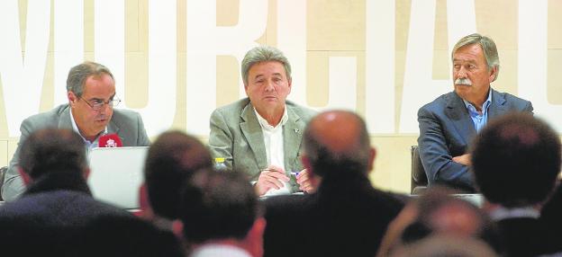 Agustín Ramos, at the last Real Murcia Shareholders' Meeting, surrounded by the director Antonio Pedreño (right) and Antonio Rubio, secretary of the grana board of directors. 
