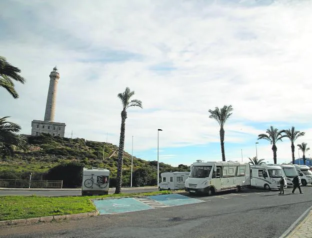 A group of motorhomes, in the parking lot of the Cabo de Palos Lighthouse. 
