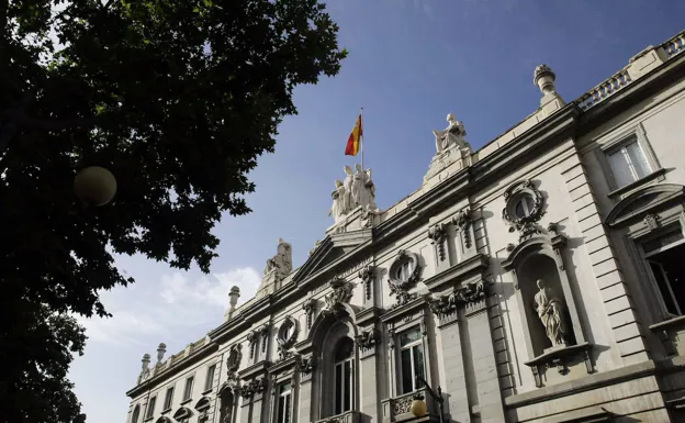 Facade of the Supreme Court building, in Madrid. 