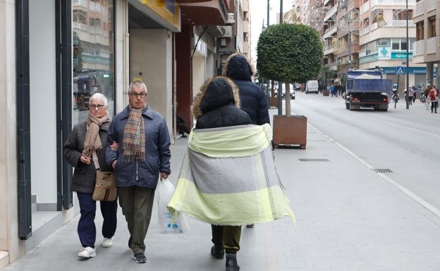Lorca's makeshift shelter extends its hours due to a cold snap