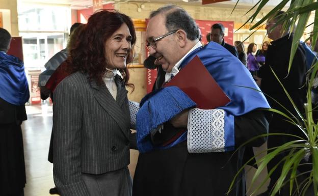 Teresa Vicente and José Orihuela, this Friday, before the act of Santo Tomás de Aquino began at the UMU. 