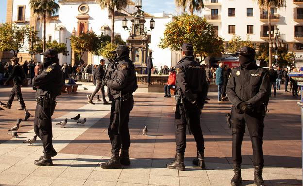 Agents of the National Police patrol in a square in Algeciras (Cádiz).