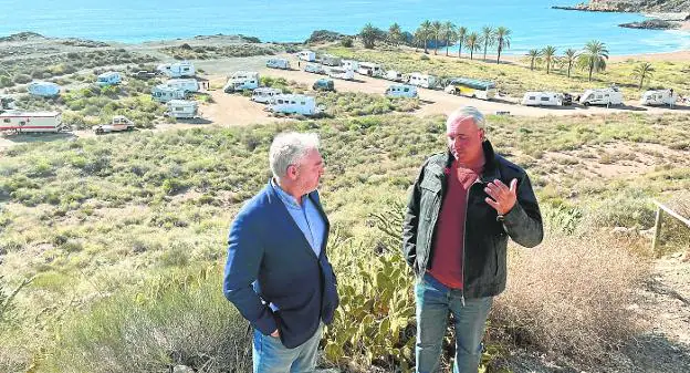 The Councilor for Town Planning, Ginés Campillo, and the local mayor of Cañada Gallego, Francisco Valera, in front of the illegal camping area. 