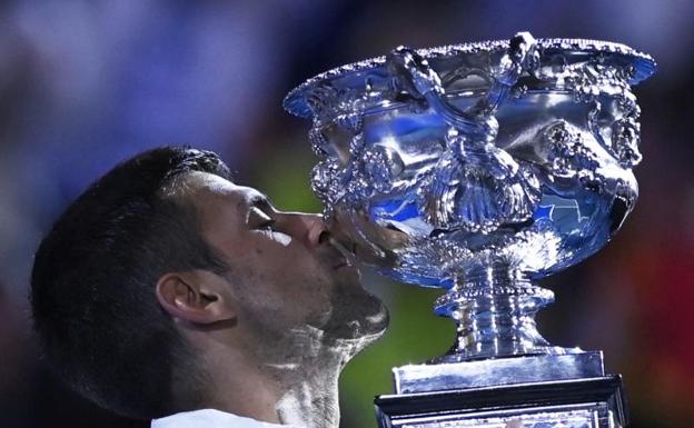 Novak Djokovic kissing his 10th Australian Open