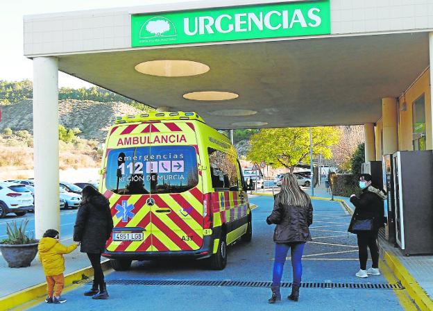 Access to the Emergency Service of the Lorenzo Guirao Hospital, yesterday. 