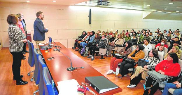 The students listen to the explanations of the mayor in the presentation of the courses of the Proempleo project, yesterday. 