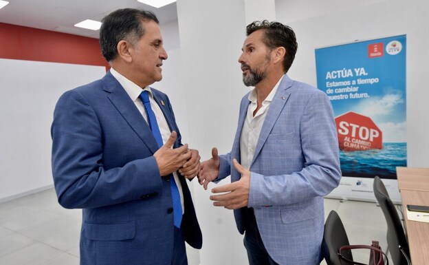 The mayor of Murcia, José Antonio Serrano, talks with Mario Gómez in a file photo.