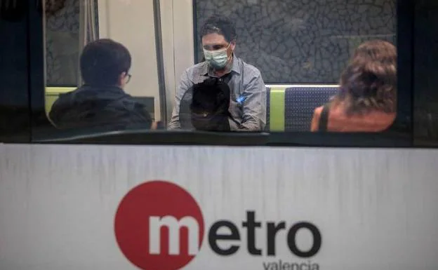 Passengers of the Valencia Metro, with a mask.