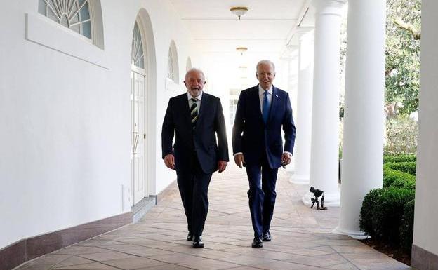 Lula and Biden walk outside the White House, where they met this Friday.