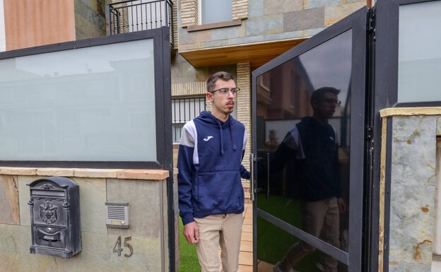 Adrián Rubio, applicant for the Youth Rental Bonus, in the duplex where he lives in Las Torres de Cotillas. 