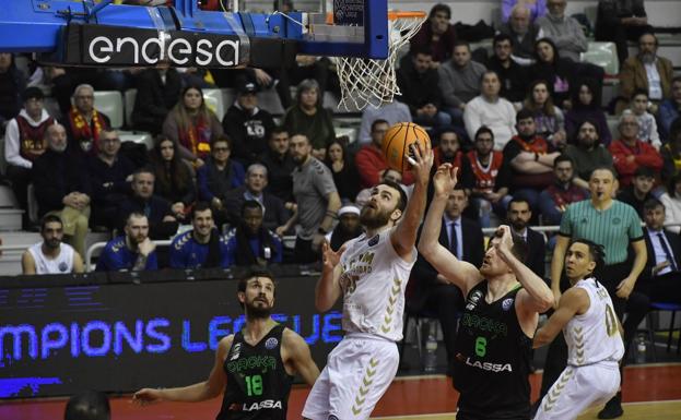The Czech guard of UCAM Murcia CB Jelínek goes to the basket harassed by a rival.
