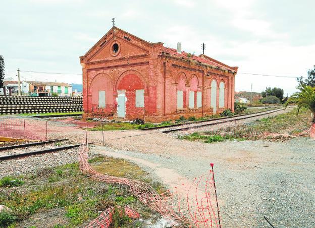 Antiguo cocherón de la estación de Almendricos, tapiado y en desuso desde hace décadas. 