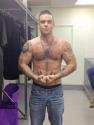 Robbie Williams Luce Cuerpazo En Twitter | La Verdad